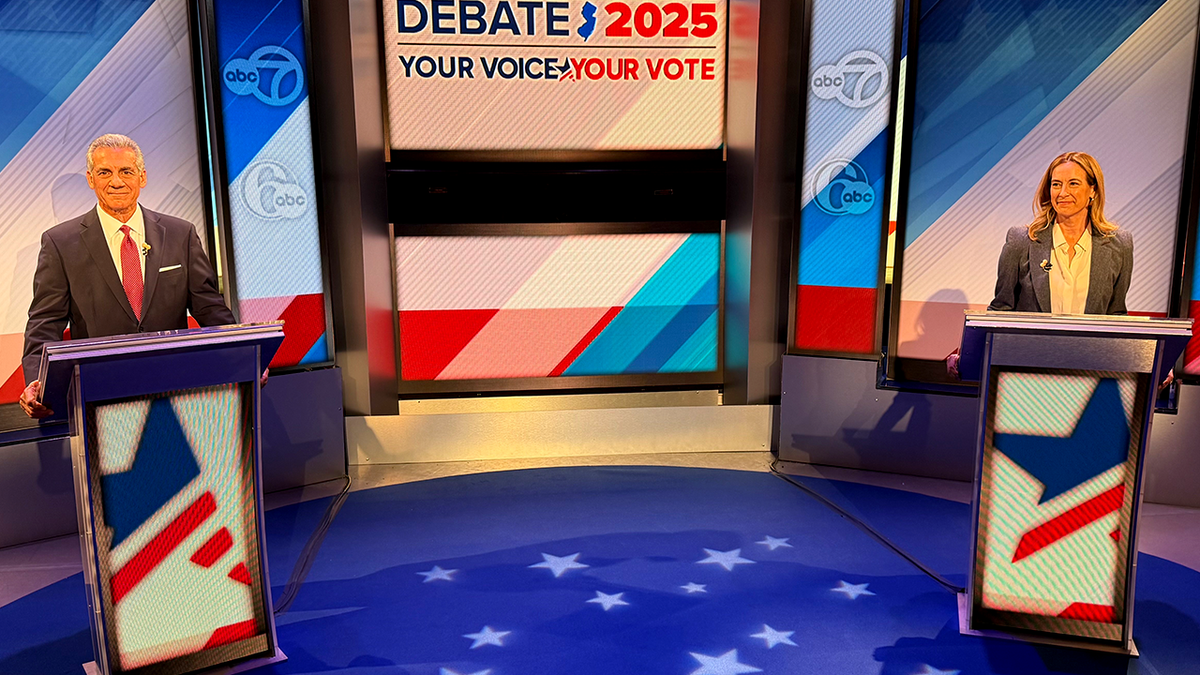 Mikie Sherrill et Jack Ciattarelli sur la scène du débat