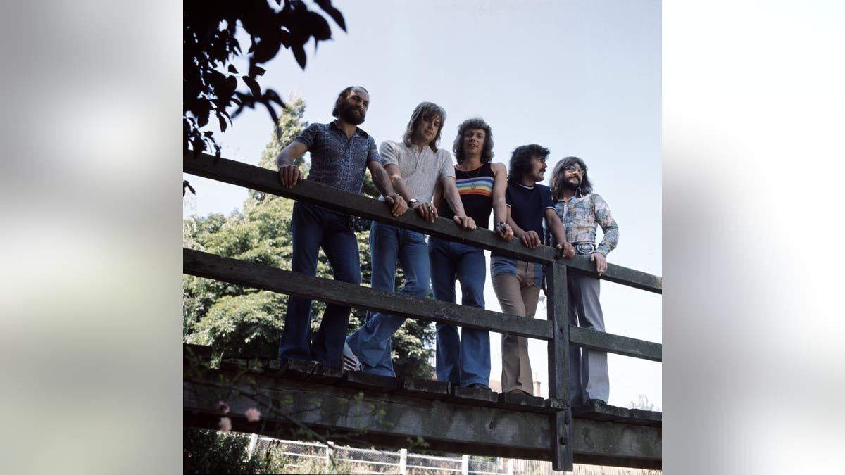 Moody Blues pose pour un portrait en extérieur en 1972