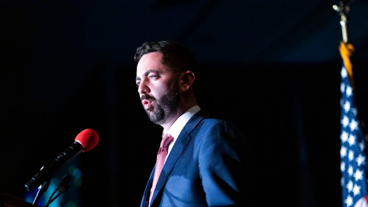 Le candidat au Congrès Mike Lawler s'adresse à une foule.