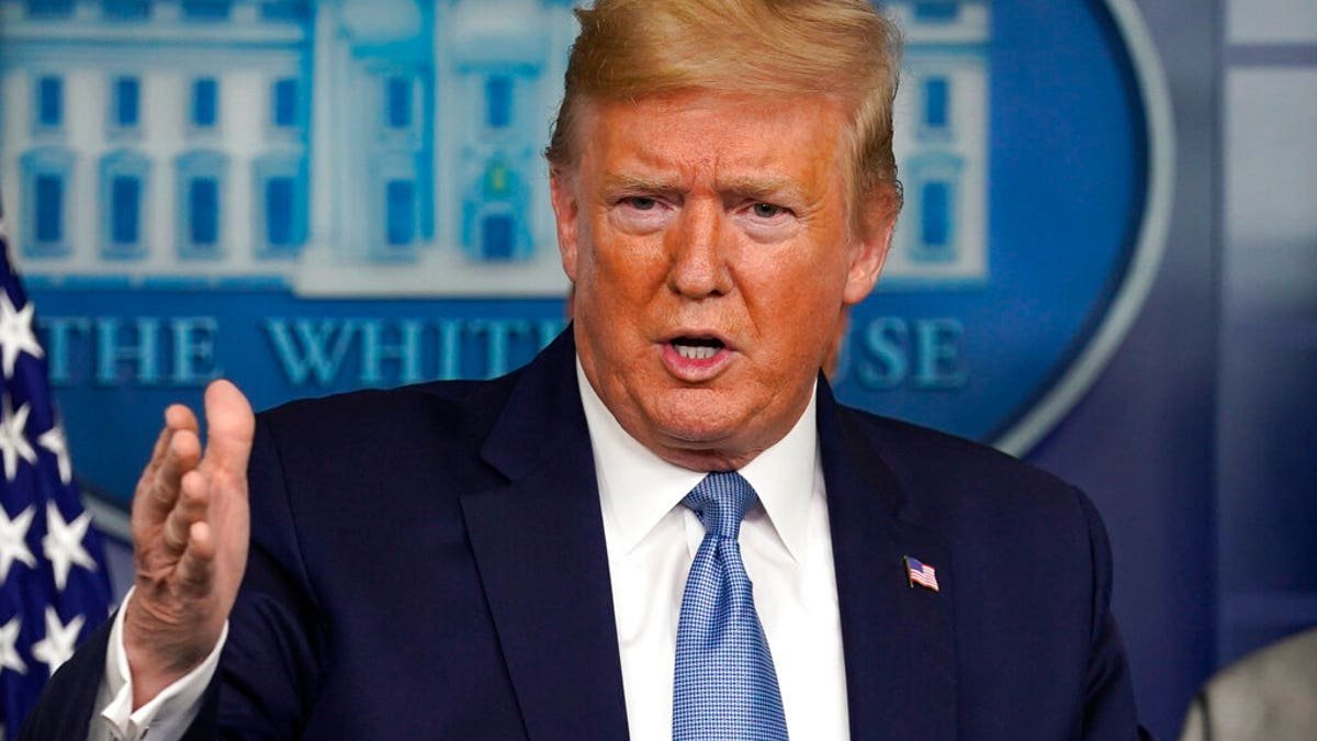 Le président Donald Trump parle lors d'une conférence de presse