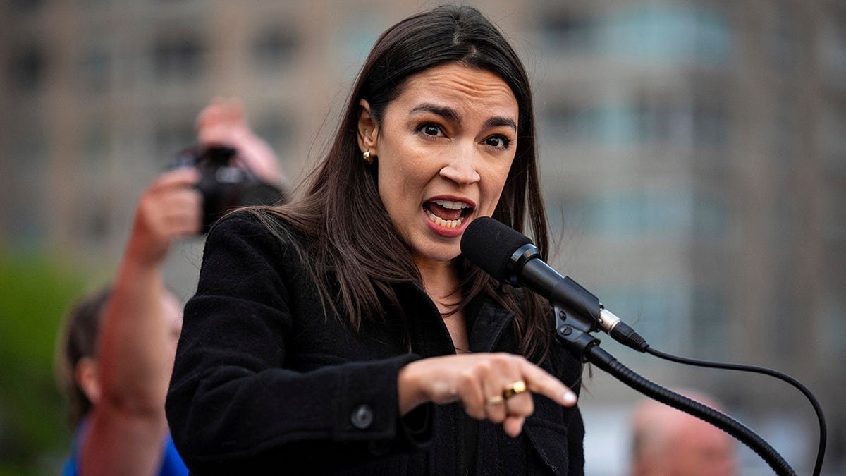 AOC lors d'un rassemblement à Foley Square