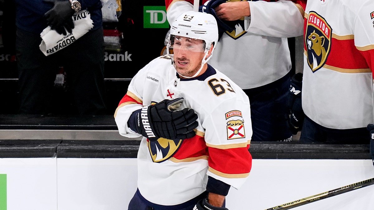 Brad Marchand salue la foule