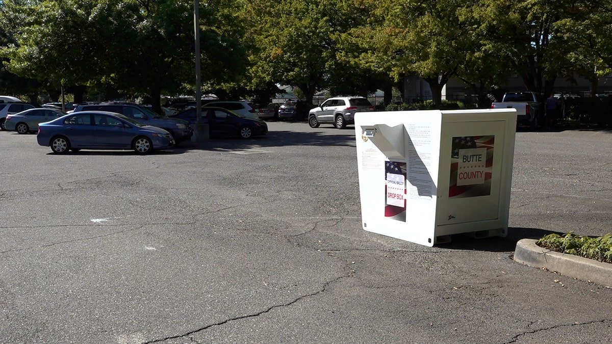 Urnes à l'extérieur de la bibliothèque