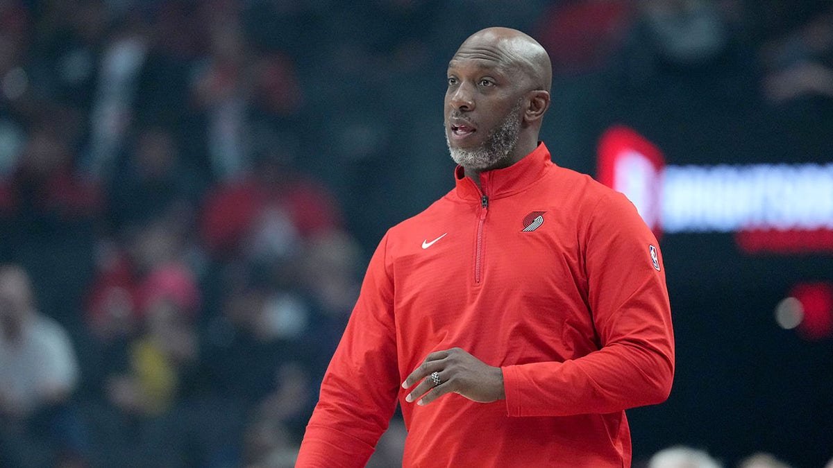 Chauncey Billups regarde