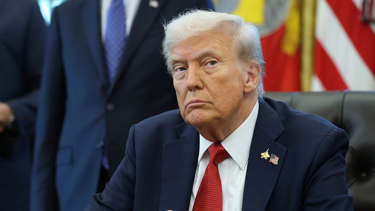 Le président Donald Trump est assis à son bureau dans le Bureau Ovale