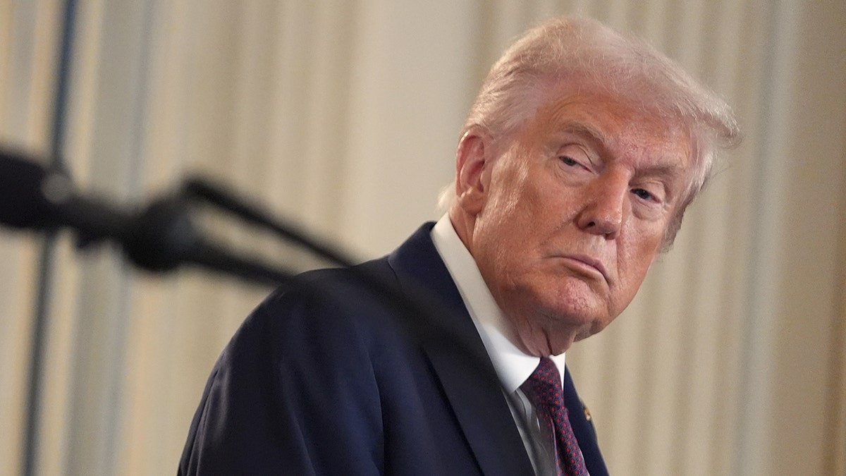 Donald Trump, qui porte un costume sombre