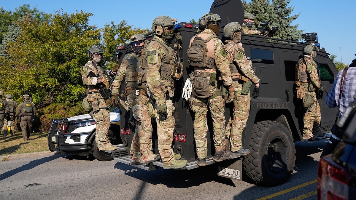 La police conduit un véhicule à Broadview, dans l'Illinois.