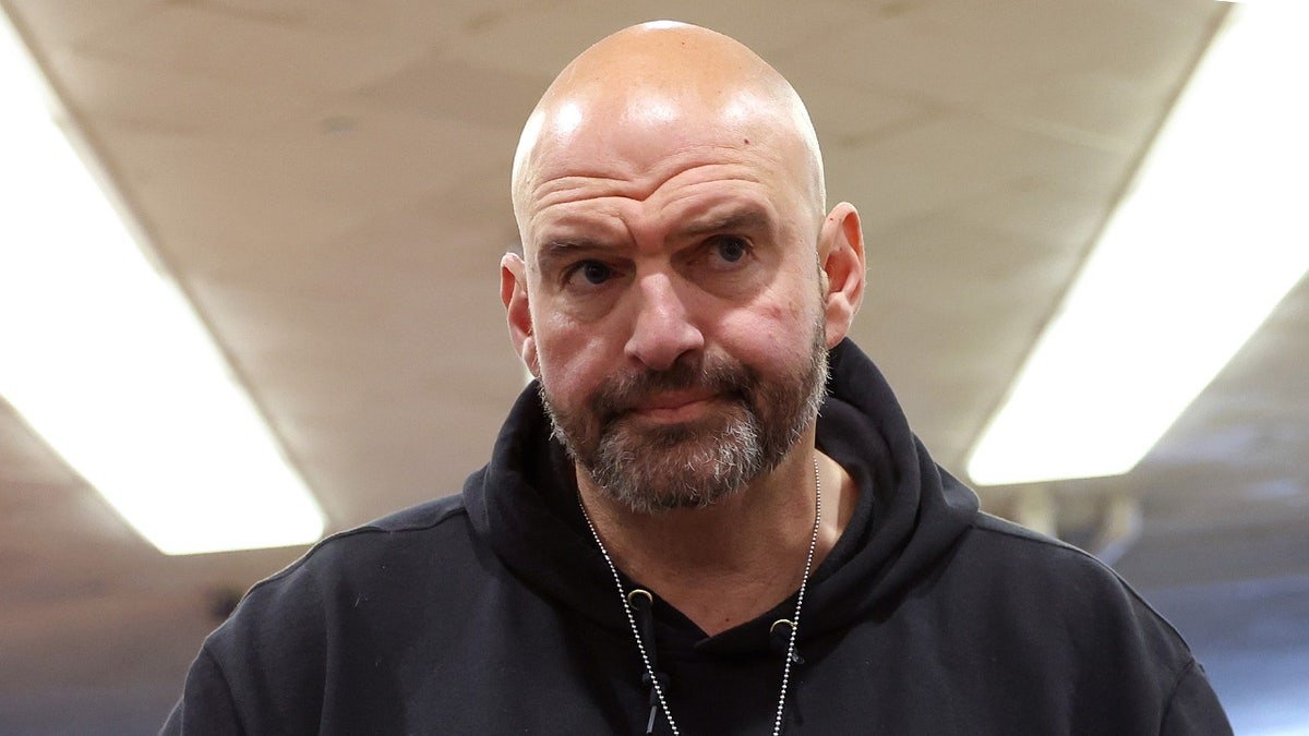 John Fetterman parle aux journalistes