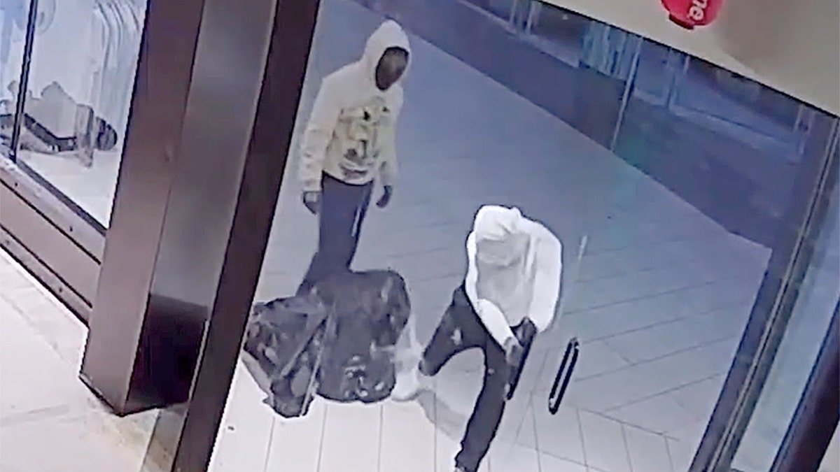 Les suspects de pillage du centre commercial de Floride tentent d'ouvrir la porte