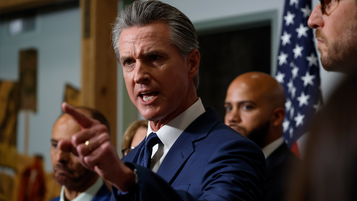 Gavin Newsom prend la parole lors de l'événement