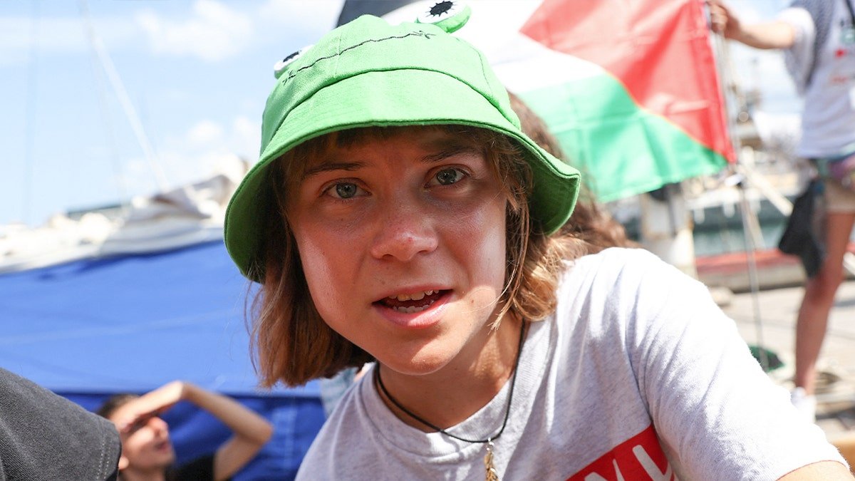 Greta Thunberg porte un chapeau vert sur la flottille