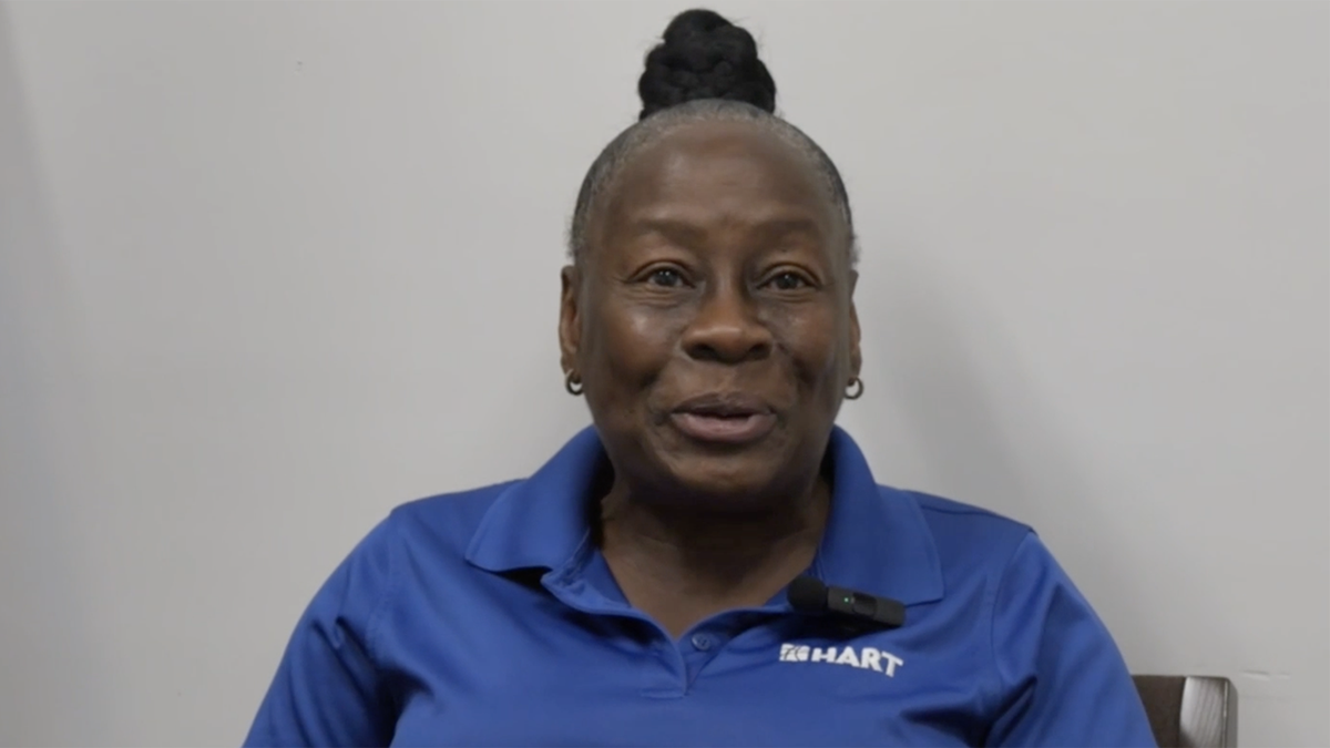 Barbara Baker, qui travaille pour la Hillsborough Area Regional Transit Authority depuis 2012, est félicitée pour avoir arrêté son bus pour sauver un petit garçon qui errait pieds nus et en pyjama dans une rue de Floride. 