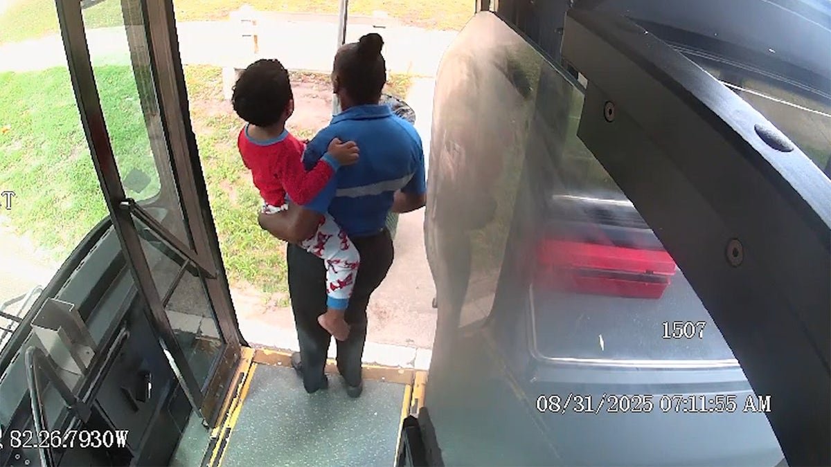 Barbara Baker, conductrice du bus de Tampa, vue depuis l'arrière du bus avec un petit garçon qu'elle empêchait d'errer dans la rue