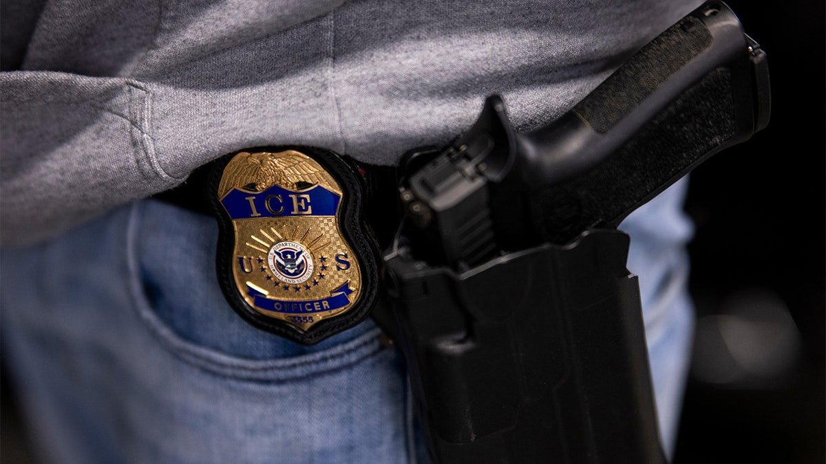 Insigne et arme d'agent ICE