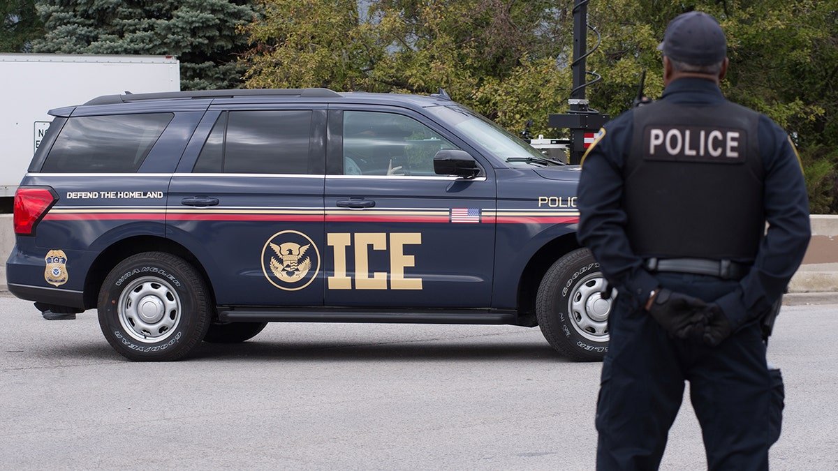 Véhicule ICE à proximité d’une installation dans l’Illinois