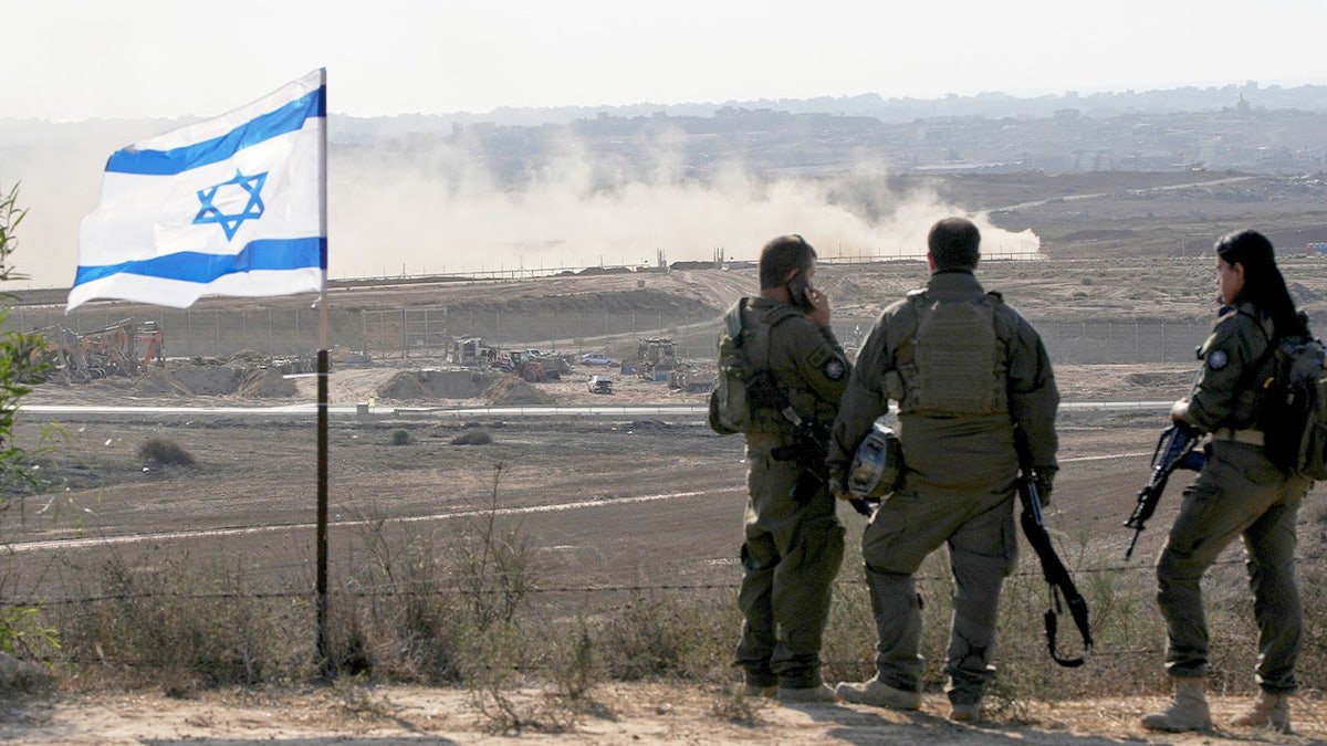 Les soldats israéliens surveillent le nord de la bande de Gaza depuis le sud d'Israël.