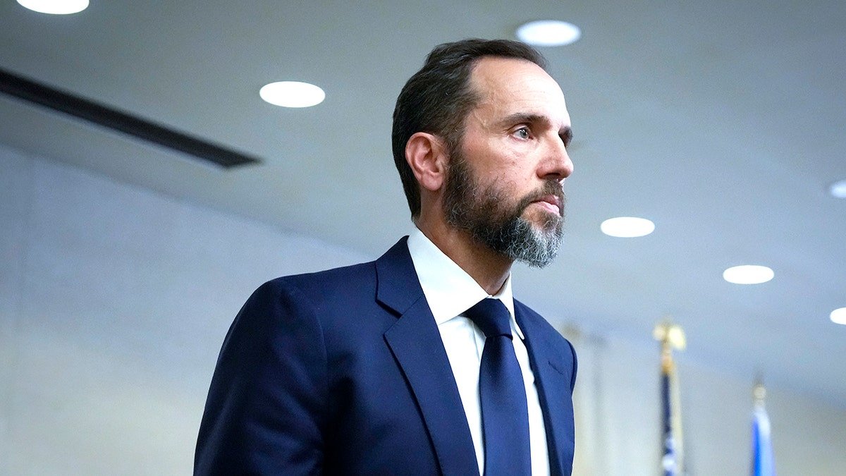 Jack Smith propose des commentaires en août 2023.