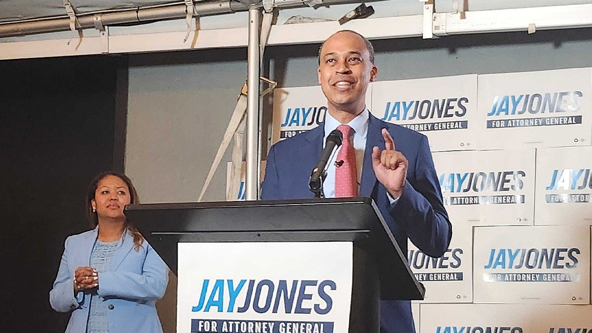 Jay Jones parle du podium