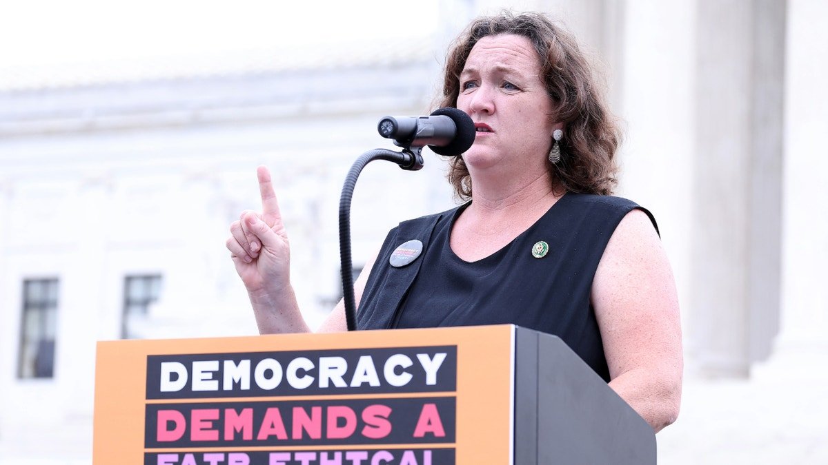 Katie Porter prononçant un discours