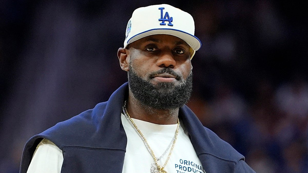 LeBron James regarde pendant un match de basket