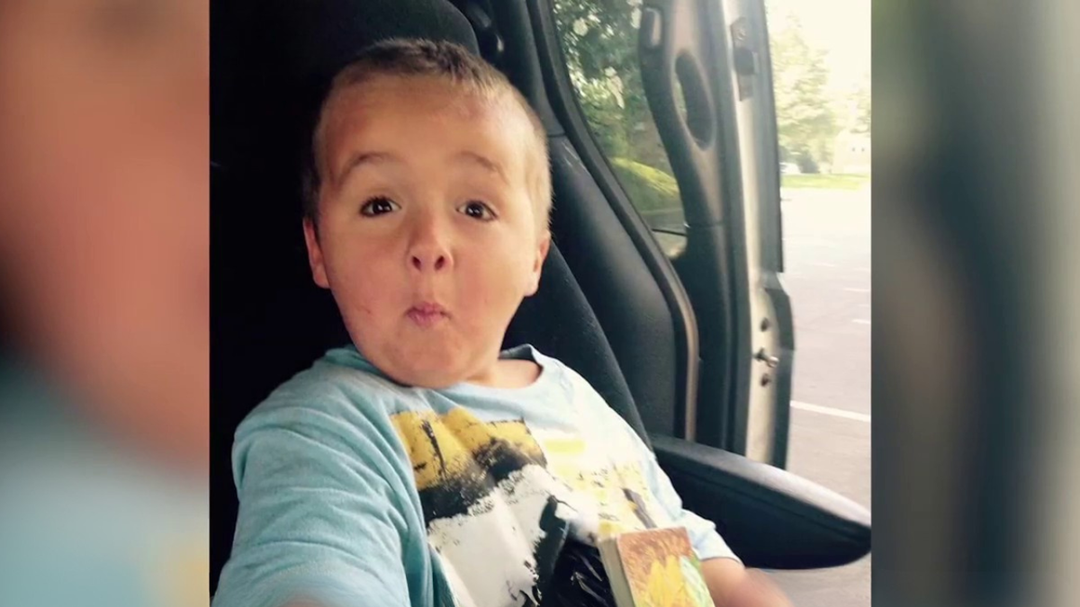 Logan Tipton, six ans, est assis dans un siège auto