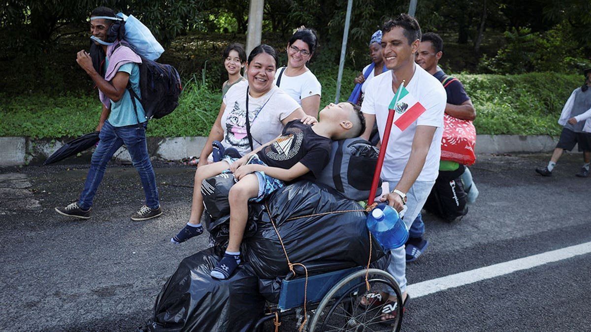 Les familles de migrants voyagent à travers le Mexique