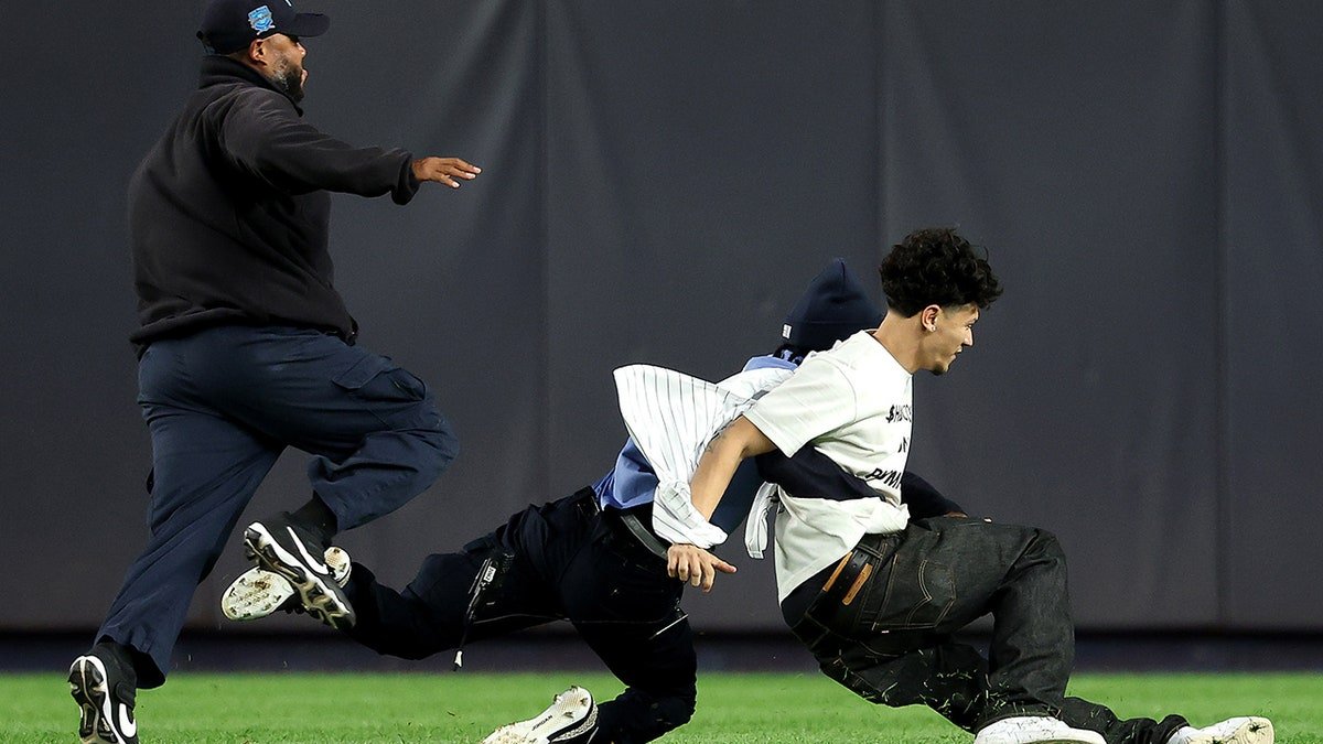 Le service de sécurité attaque un fan