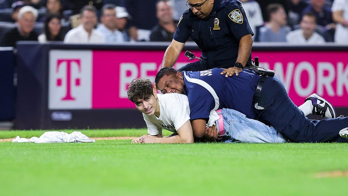 Un fan gît au sol après avoir été plaqué