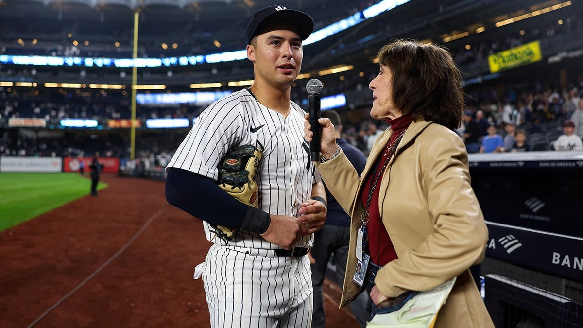 Anthony Volpe est interviewé