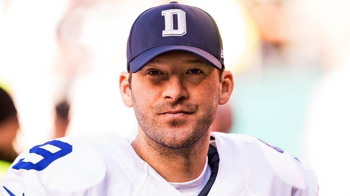 Tony Romo regarde