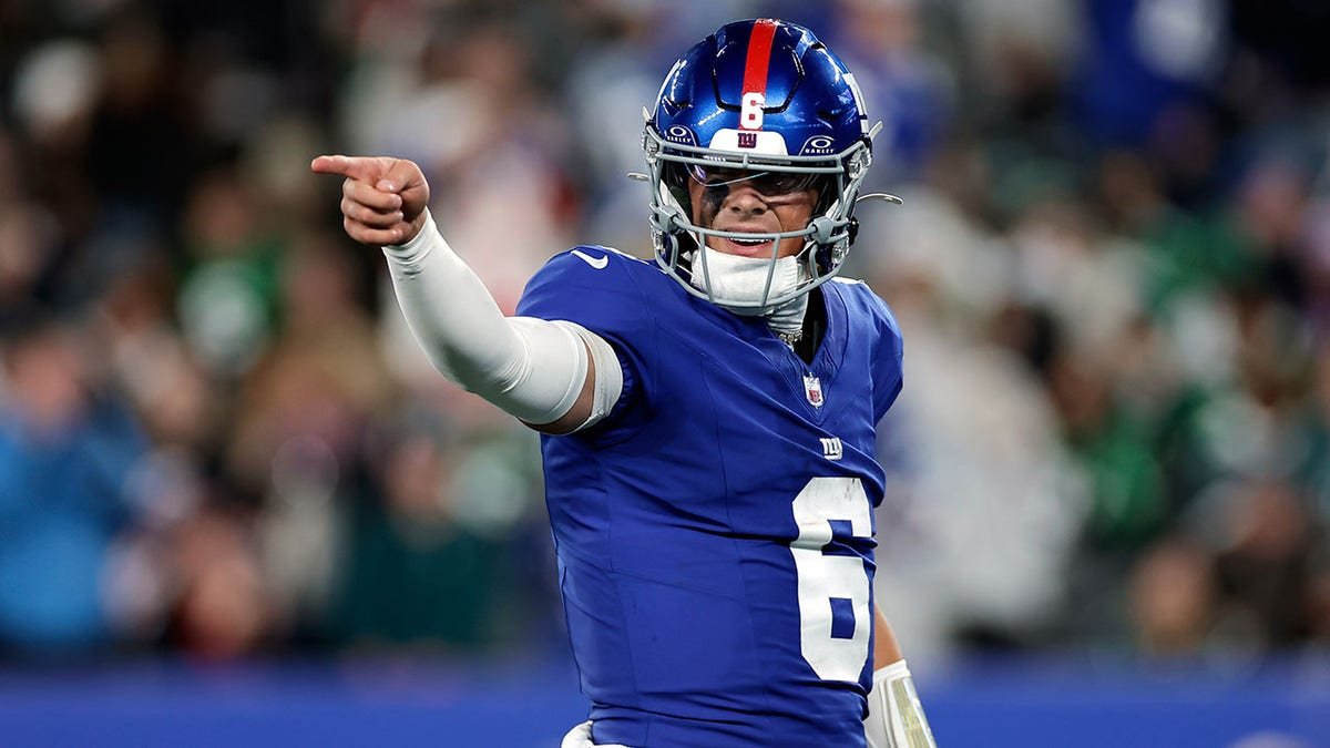 Jaxson Dart marque lors d'un touché