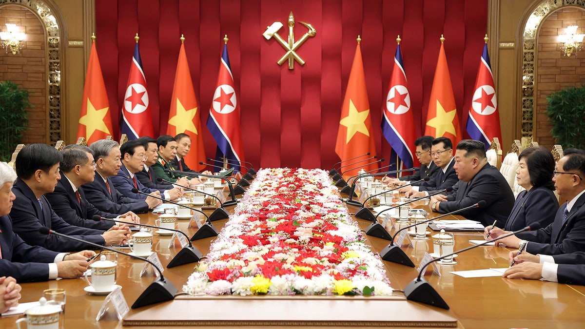 Sur cette photo fournie par le gouvernement nord-coréen, le dirigeant nord-coréen Kim Jong Un (quatrième à partir de la droite) et le secrétaire général du Parti communiste vietnamien To Lam (quatrième à partir de la gauche) tiennent une réunion à Pyongyang, en Corée du Nord, le jeudi 9 octobre 2025.