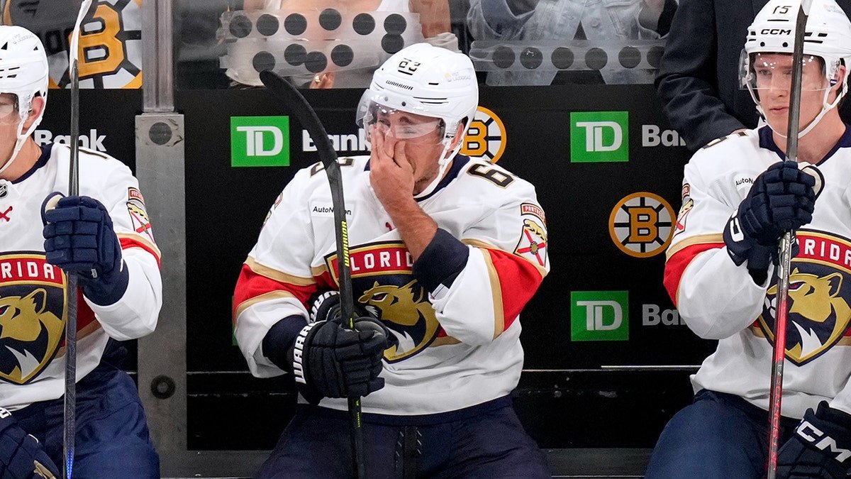Brad Marchand pleure sur le banc