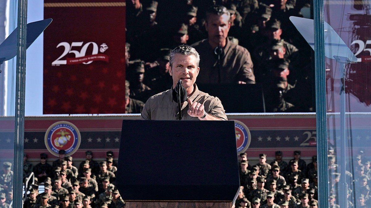Pete Hegseth prend la parole lors de l'événement du 250e anniversaire du Corps des Marines