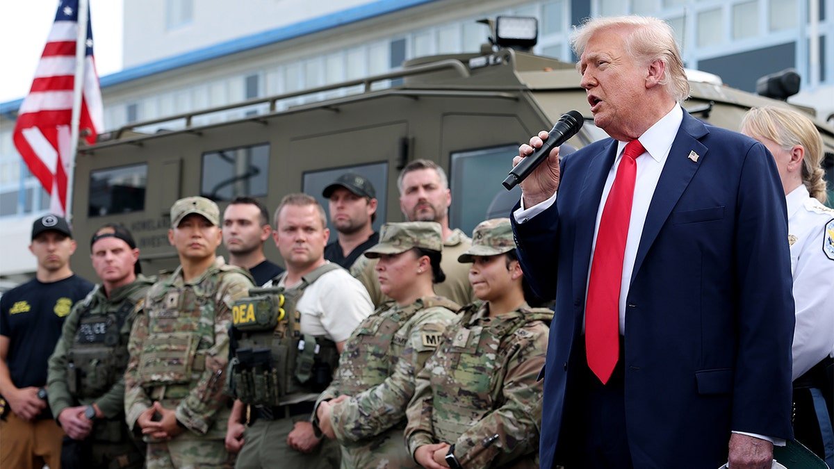 Le président Donald Trump visite l'institution chirurgicale de la police américaine du parc Anacostia