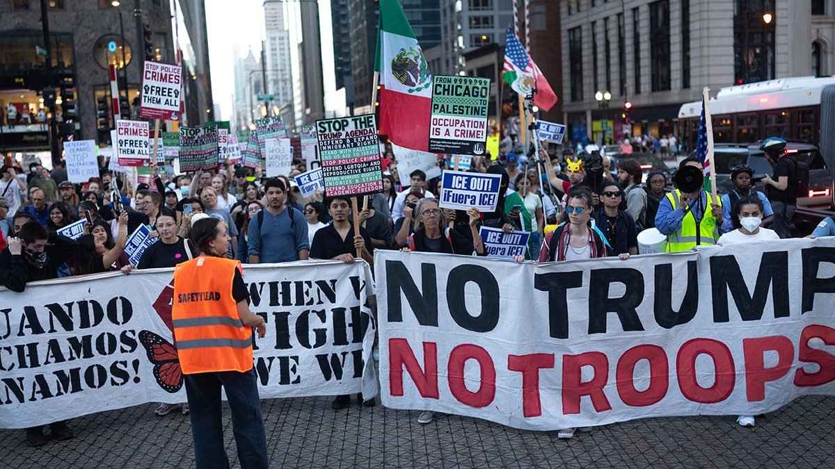 Les manifestants traversent le centre-ville de Chicago
