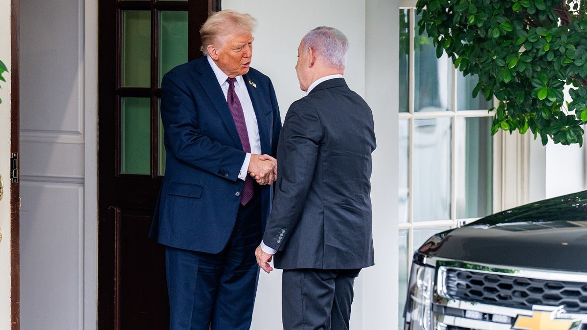 Trump et Netanyahu serrent la main