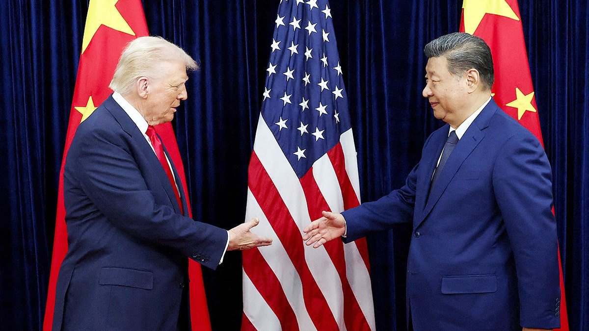 Trump serre la main de Xi Jinping