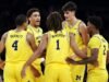 Le basket-ball n°7 du Michigan hisse la bannière du Big Ten Tourny lors de son premier match contre Oakland