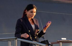 La militante conservatrice Laura Loomer, alliée de Trump, affirme avoir une nouvelle carte de presse du Pentagone