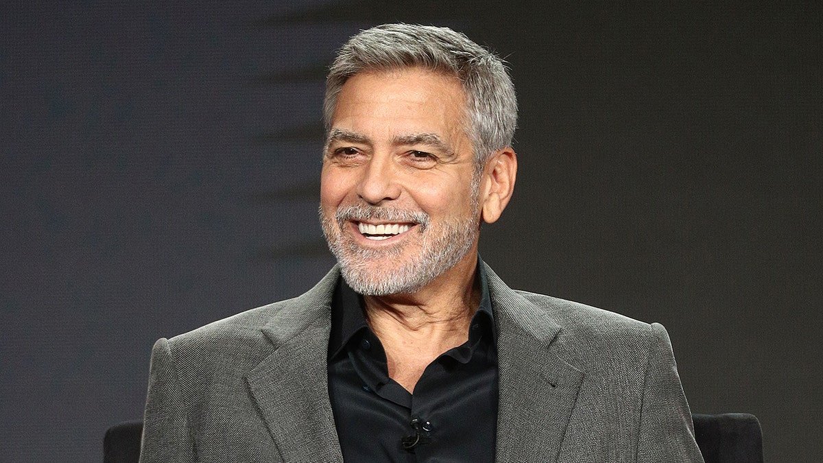George Clooney souriant.
