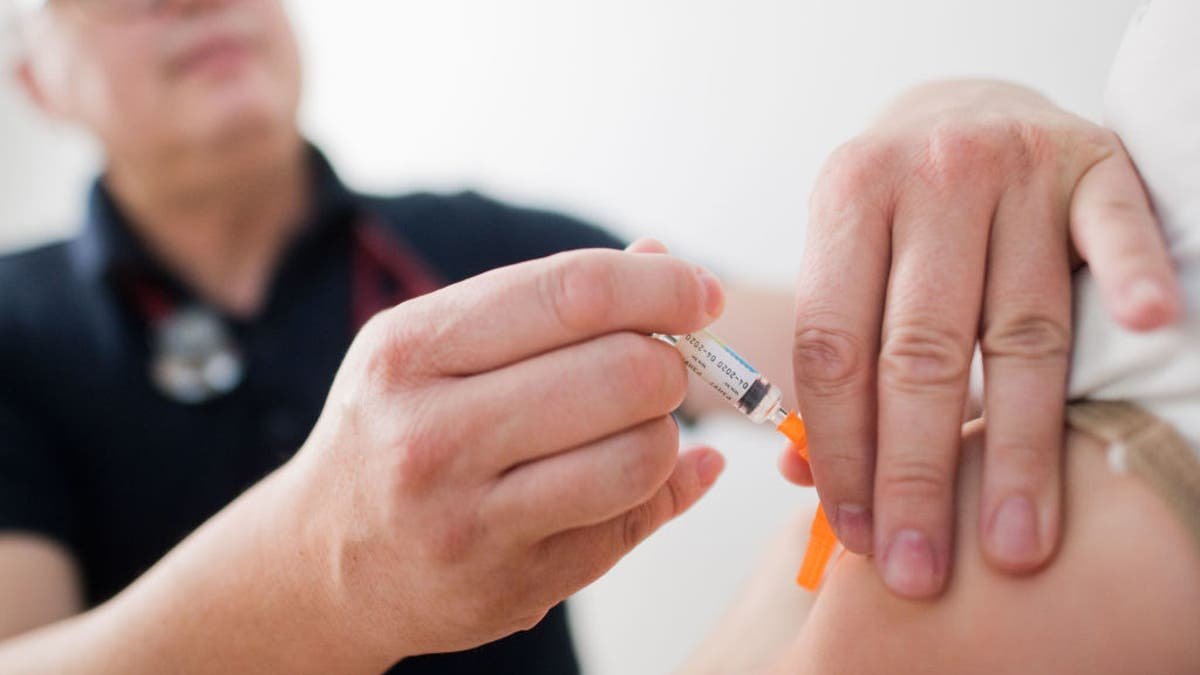 L'enfant reçoit des vaccins