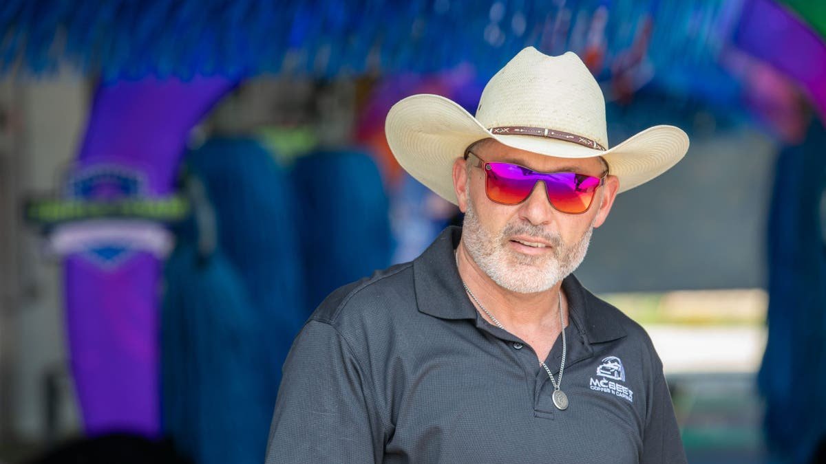 Steve McBee avec des lunettes de soleil