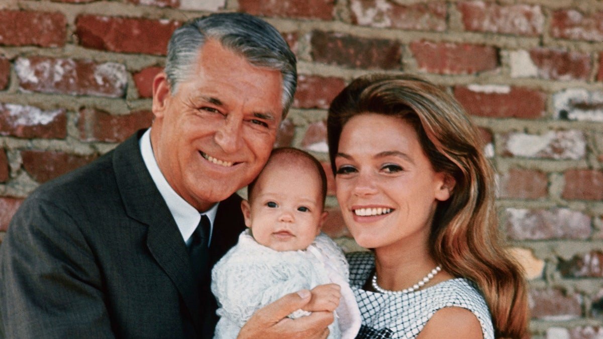 Cary Grant tenant son bébé Jennifer Grant avec sa femme Dyan Cannon