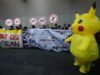 Des manifestants déguisés en Pikachu demandent au Japon de mettre fin au financement des combustibles fossiles lors de la conférence de l’ONU sur le climat