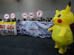 Des manifestants déguisés en Pikachu demandent au Japon de mettre fin au financement des combustibles fossiles lors de la conférence de l’ONU sur le climat