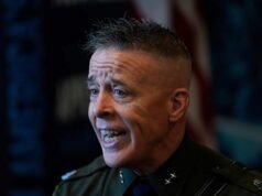 L’agent de la patrouille frontalière derrière la répression de l’immigration à Chicago défend sa tactique sous les applaudissements de Trump