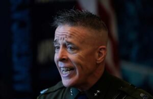 L’agent de la patrouille frontalière derrière la répression de l’immigration à Chicago défend sa tactique sous les applaudissements de Trump