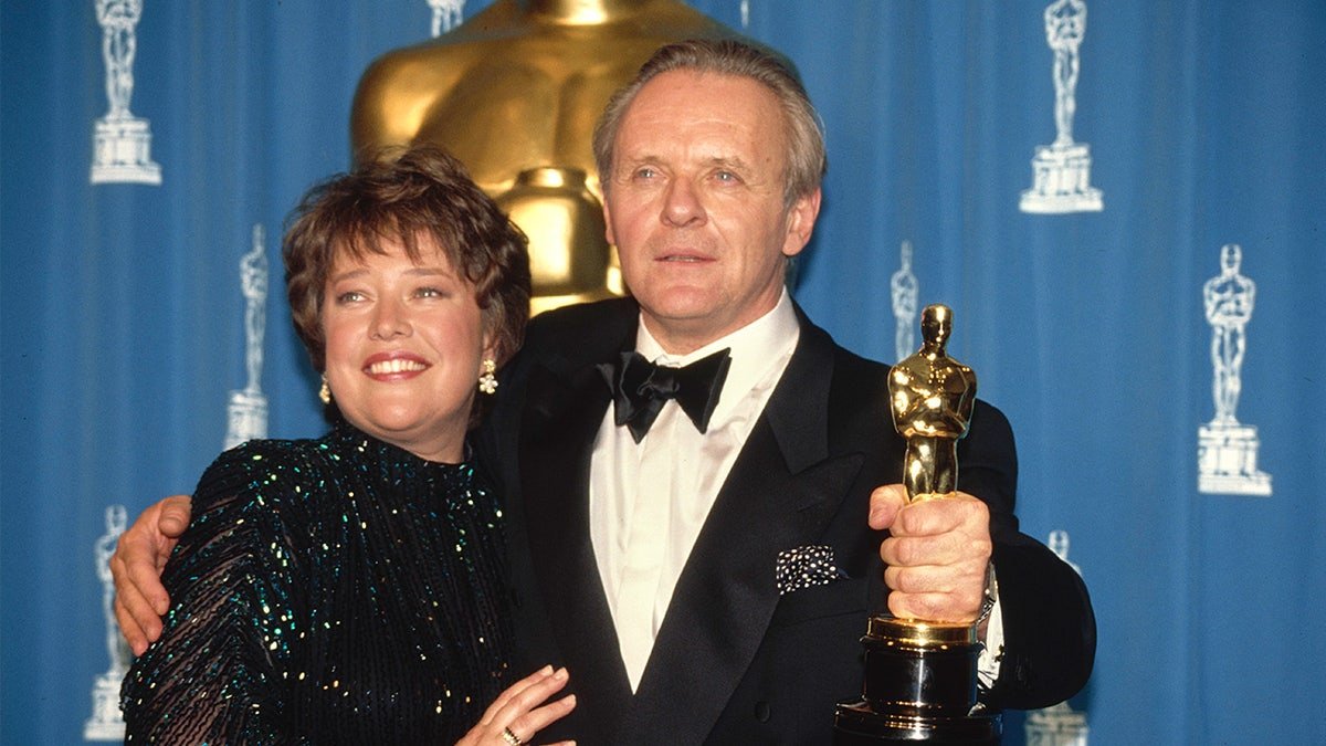Anthony Hopkins tient son Oscar du meilleur acteur avec la présentatrice Kathy Bates.