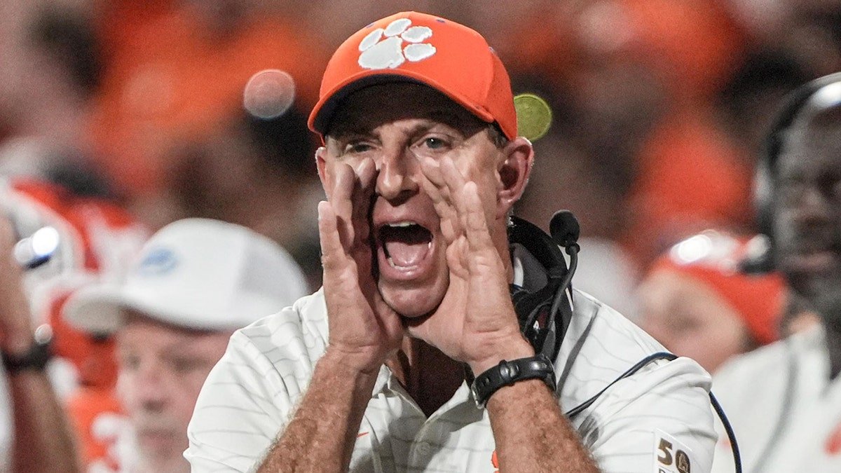 Dabo Swinney s'entraîne lors d'un match de Clemson